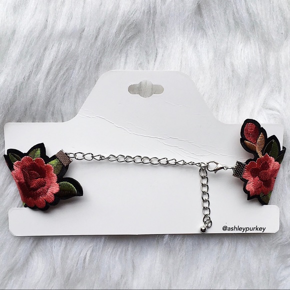 🌸4 for $10🌸 Red rose embroidered choker necklace - Picture 4 of 4